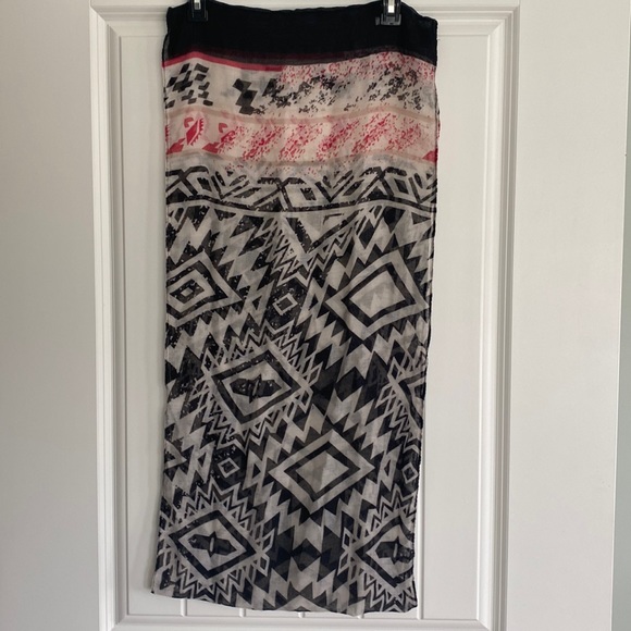 Lavello Lifestyle Infinity Scarf With Aztec Design Black/Cream/Maroon - Picture 2 of 5